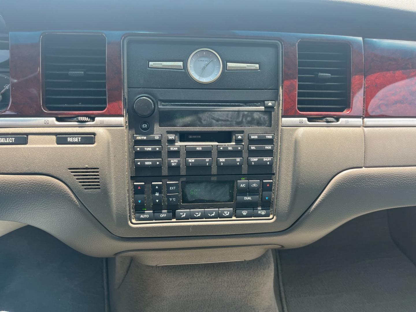 2004 SILVER /TAN Lincoln Town Car Signature (1LNHM81W54Y) with an 4.6L V8 SOHC 16V engine, 4-Speed Automatic Overdrive transmission, located at 14700 Tomball Parkway 249, Houston, TX, 77086, (281) 444-2200, 29.928619, -95.504074 - Photo#13